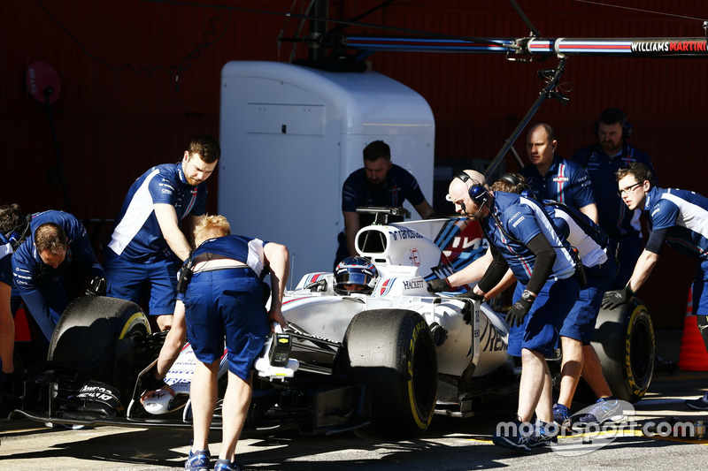 Lance Stroll, Williams FW40, didorong masuk ke garasi oleh personel tim