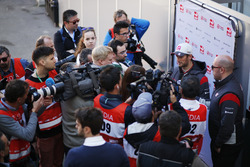 Romain Grosjean, Haas F1 Team, entouré par les médias