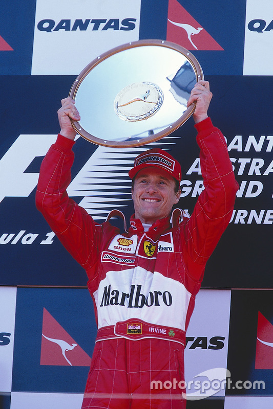 Podio: ganador Eddie Irvine, Ferrari celebra