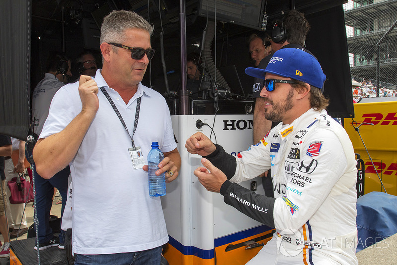 Fernando Alonso, Andretti Autosport Honda talks to Gil de Ferran