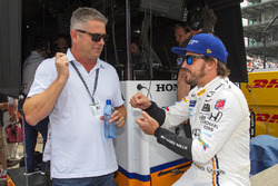 Гонщик Andretti Autosport Honda Фернандо Алонсо и Жиль де Ферран