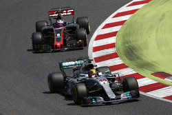 Lewis Hamilton, Mercedes AMG F1 W08, Romain Grosjean, Haas F1 Team VF-17