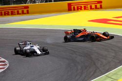 Felipe Massa, Williams FW40, percute Stoffel Vandoorne, McLaren MCL32