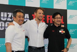 左から山本雅史(ホンダ モータースポーツ部長)、ジェンソン・バトン、TEAM 無限の手塚長孝監督