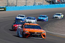 Daniel Suárez, Joe Gibbs Racing Toyota y Kurt Busch, Stewart-Haas Racing Ford