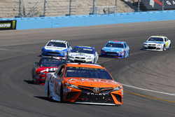Daniel Suárez, Joe Gibbs Racing Toyota y Kurt Busch, Stewart-Haas Racing Ford
