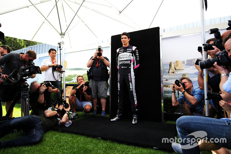 Esteban Ocon beim Fotoshooting