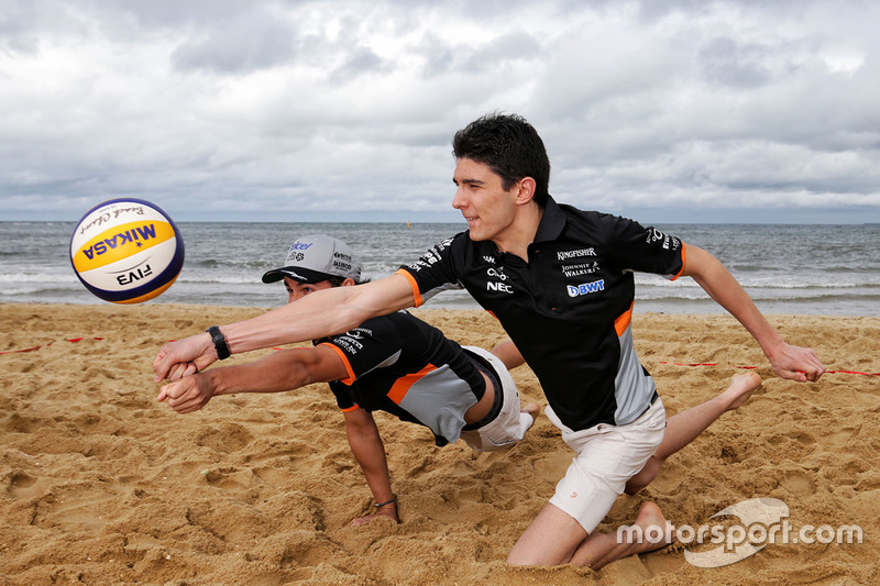 (Зліва направо): Серхіо Перес, Sahara Force India F1, та Естебан Окон, Sahara Force India F1 Team, грають у волейбол на пляжі Брінгтон