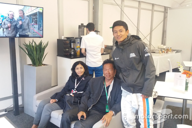 Rio Haryanto bersama kedua orangtuanya, Indah Pennywati dan Sinyo Haryanto