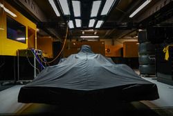 Автомобиль Renault Sport F1 Team RS17 под покрывалом