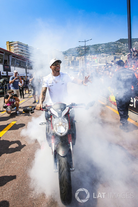 Lewis Hamilton, motosikleti ile lastik yakıyor