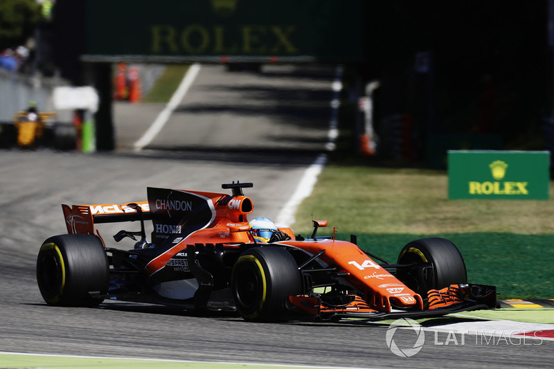 Fernando Alonso, McLaren MCL32, Jolyon Palmer, Renault Sport F1 Team RS17