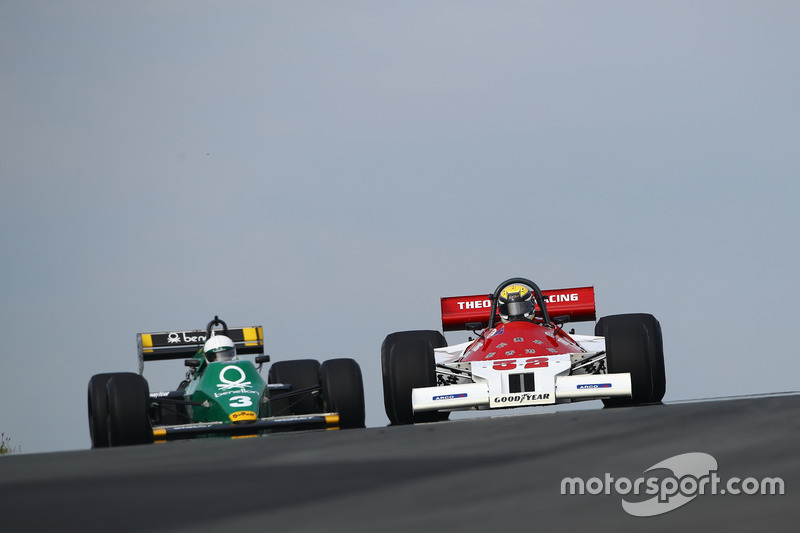 Philip Hall in de Theodore TR1 en Ian Simmonds met de Tyrrell 012