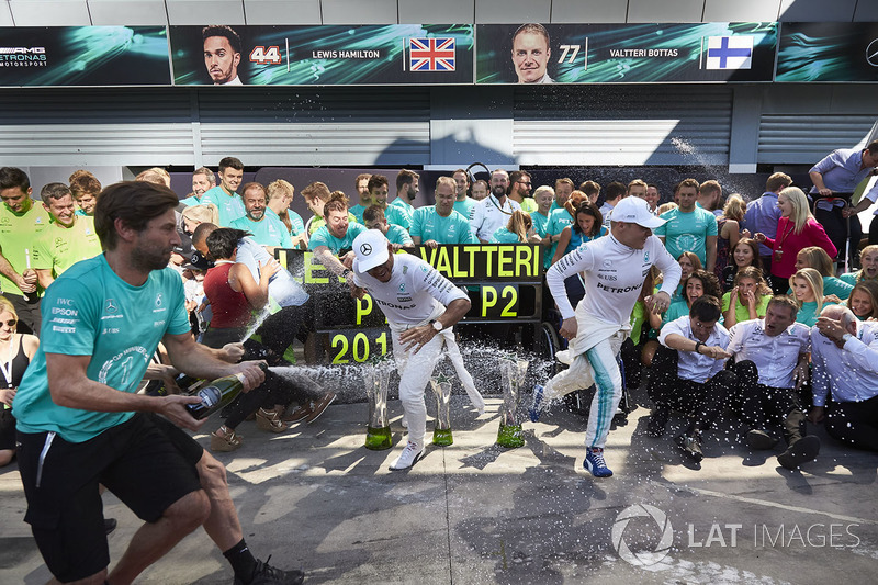 Race winner Lewis Hamilton, Mercedes AMG F1, Second place Valtteri Bottas, Mercedes AMG F1, the Mercedes team celebrate victory