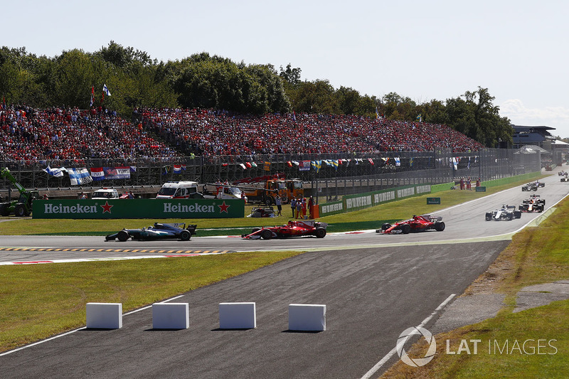 Valtteri Bottas, Mercedes AMG F1 W08, Kimi Raikkonen, Ferrari SF70H, Sebastian Vettel, Ferrari SF70H, at the start