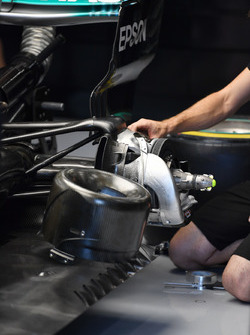Un meccanico Mercedes AMG F1 guarda il mozzo posteriore della Mercedes-Benz F1 W08