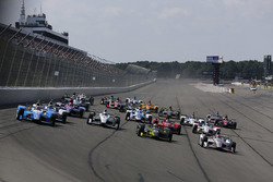 Start: Takuma Sato, Andretti Autosport Honda, Simon Pagenaud, Team Penske Chevrolet, Charlie Kimball