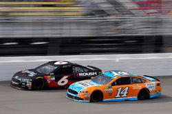 Clint Bowyer, Stewart-Haas Racing Ford, Ricky Stenhouse Jr., Roush Fenway Racing Ford