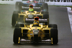 Damon Hill, Jordan 198 Mugen-Honda lidera a Ralf Schumacher, Jordan 198 Mugen-Honda y Jean Alesi, Sa