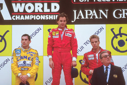 Podium: race winner Gerhard Berger, Ferrari, second place Ayrton Senna, Team Lotus, third place Stef