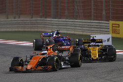 Fernando Alonso, McLaren MCL32, leads Jolyon Palmer, Renault Sport F1 Team RS17, and Daniil Kvyat, S