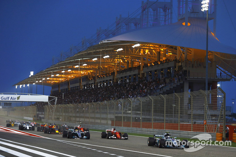 Na largada, o pole Valtteri Bottas mantém a ponta, enquanto Vettel ultrapassa Hamilton pelo segundo lugar.