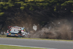 Craig Lowndes, Triple Eight Race Engineering Holden, crash