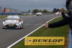 Tom Ingram, Speedworks Motorsport Toyota Avensis takes the checkered flag