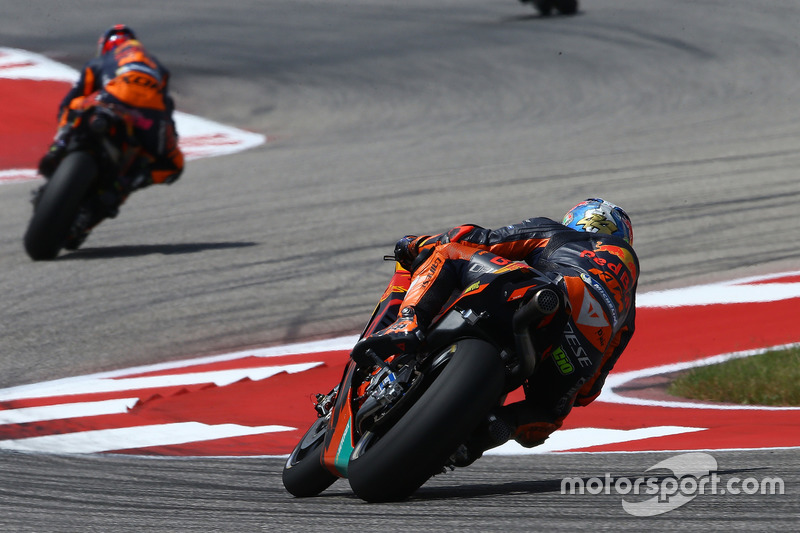 Pol Espargaro mengejar Bradley Smith di FP2