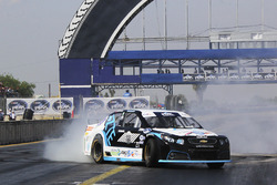 Ganador de la carrera Rubén Rovelo, HO Speed Racing celebra su triunfo haciendo donas