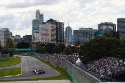 Nico Hulkenberg, Renault Sport F1 Team RS17, leads Valtteri Bottas, Mercedes AMG F1 W08