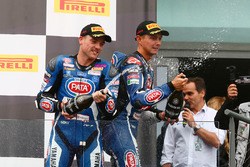 Il secondo classificato Alex Lowes, Pata Yamaha, il terzo classificato Michael van der Mark, Pata Yamaha
