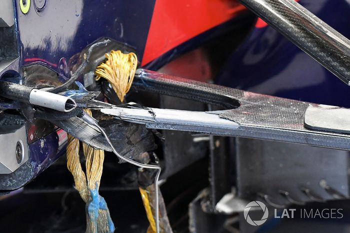 El coche chocado de Carlos Sainz Jr., Scuderia Toro Rosso STR12 en el garaje con la suspensión rota