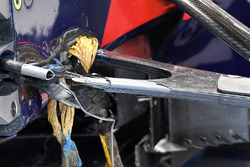 La monoposto incidentata di Carlos Sainz Jr., Scuderia Toro Rosso STR12 nel garage dopo le FP1 con l
