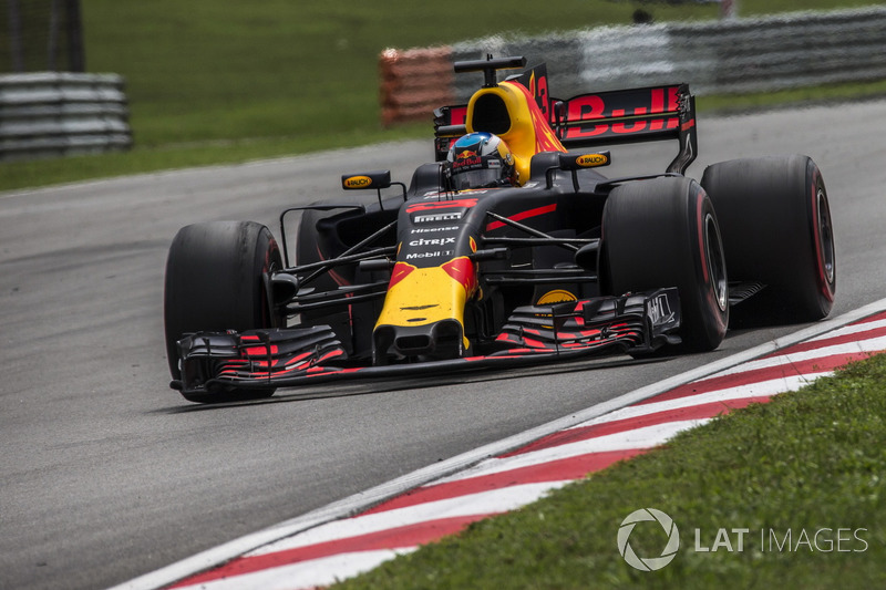 Red Bull хвалит Риккардо за действия под прессингом Феттеля