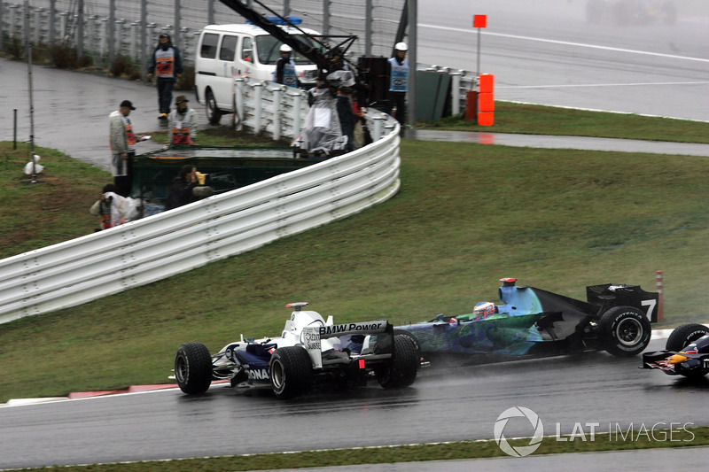 Crash: Nick Heidfeld, BMW Sauber F1.07, Jenson Button, Honda RA107