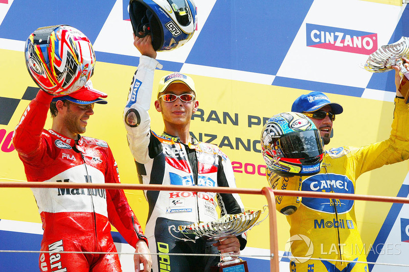 Podium : le vainqueur Valentino Rossi, le deuxième Loris Capirossi, le troisième Max Biaggi