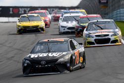 Martin Truex Jr., Furniture Row Racing Toyota, Chase Elliott, Hendrick Motorsports Chevrolet