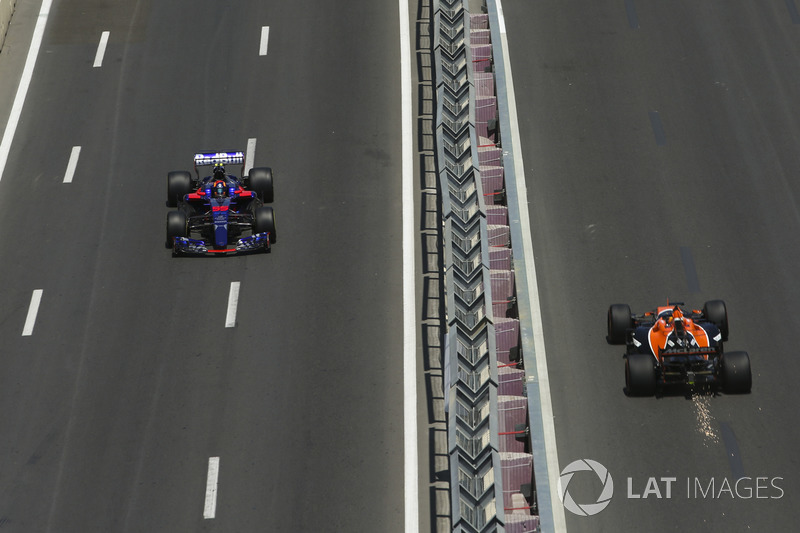 Carlos Sainz Jr., Scuderia Toro Rosso STR12, Fernando Alonso, McLaren MCL32