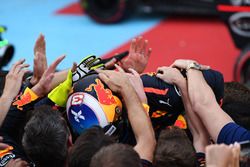 Le vainqueur Daniel Ricciardo, Red Bull Racing fête sa victoire dans le Parc Fermé