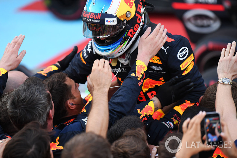 Il vincitore della gara Daniel Ricciardo, Red Bull Racing festeggia nel parco chiuso