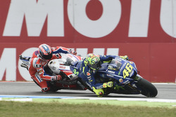 Valentino Rossi, Yamaha Factory Racing, dépasse Danilo Petrucci, Pramac Racing