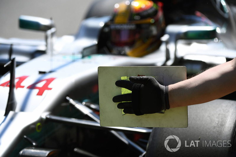 Mercedes AMG F1 mecánico y marcador de tablero