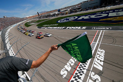 Start: Brad Keselowski, Team Penske Ford, Martin Truex Jr., Furniture Row Racing Toyota lead