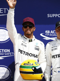 Lewis Hamilton, Mercedes AMG F1,met zijn helm van Ayrton Senna in de persconferentie en Valtteri Bot