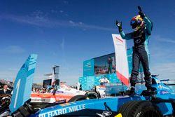 Sébastien Buemi, Renault e.Dams, fête sa victoire dans le parc fermé