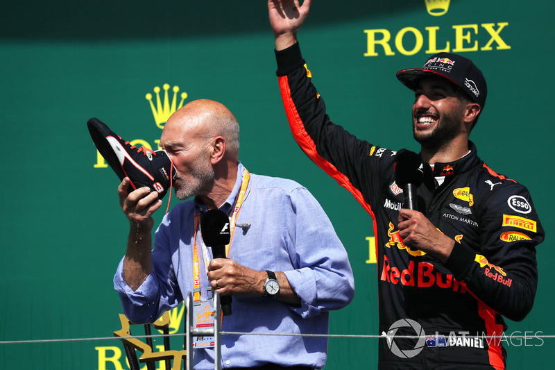 Podium: Patrick Stewart, hace el Shoey, Daniel Ricciardo, Red Bull Racing