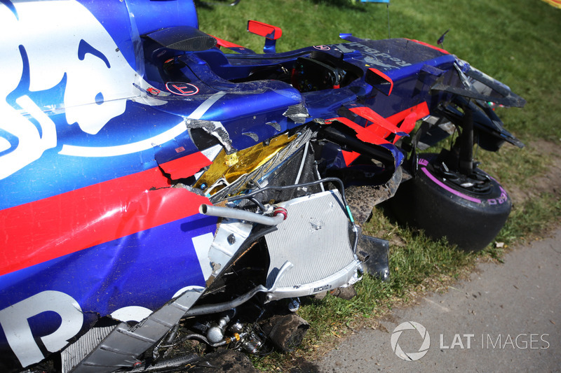 Разбитый автомобиль Scuderia Toro Rosso STR12 Карлоса Сайнса после столкновения с машиной Фелипе Мас