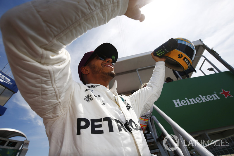Lewis Hamilton, Mercedes AMG F1, muestra su casco de Ayrton Senna, un regalo después de igualar el récord de poles del brasileño