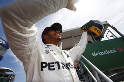 Lewis Hamilton, Mercedes AMG F1, met helm van Ayrton Senna, een geschenk voor het evenaren van het p